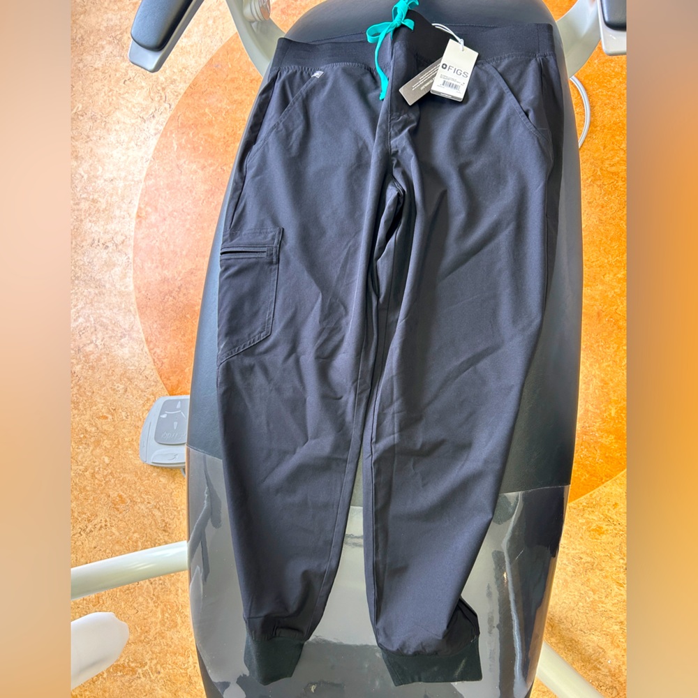 Brand new Figs Zamora 2.0 Fionlite petite jogger scrub pants size M